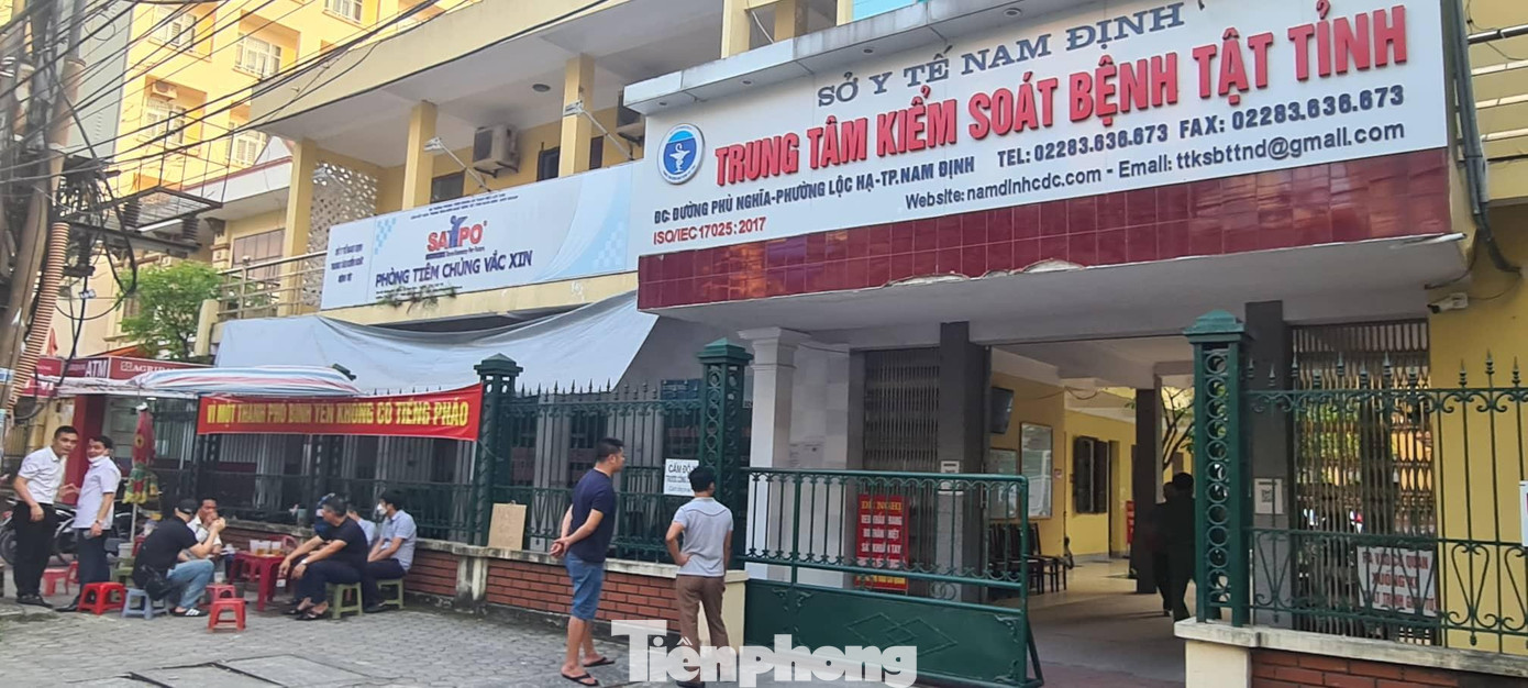 Trụ sở CDC Nam Định bị đóng cửa để phục vụ việc khám xét - Ảnh: Hoàng Long Trụ sở CDC Nam Định bị đóng cửa để phục vụ việc khám xét - Ảnh: Hoàng Long