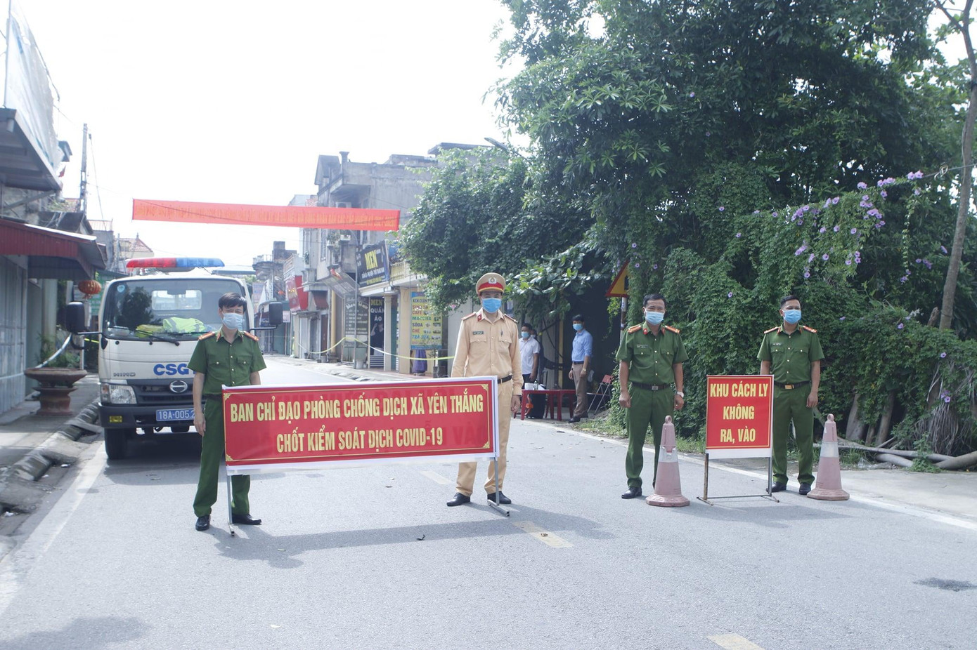 Cùng với phong toả, Ý Yên thành lập nhiều chốt kiểm dịch ở khu vực lân cận - Ảnh: Hoàng Long Cùng với phong toả, Ý Yên thành lập nhiều chốt kiểm dịch ở khu vực lân cận - Ảnh: Hoàng Long