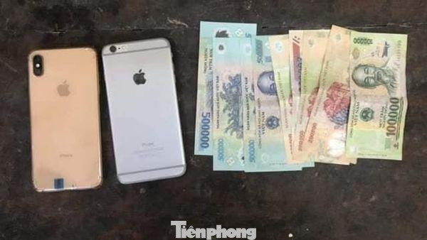 Tang vật công an thu giữ khi bắt nhóm cướp có độ tuổi thiếu niên - Ảnh: Hoàng Long