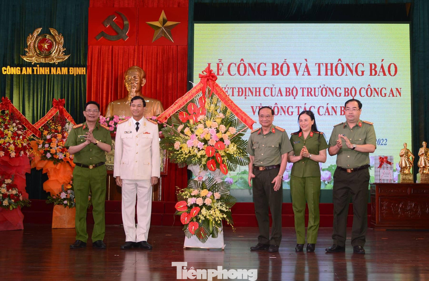 Lãnh đạo tỉnh Nam Định, lãnh đạo Công an tỉnh Nam Định chúc mừng Tân Giám đốc Công an tỉnh Nam Định. Ảnh: Hoàng Long