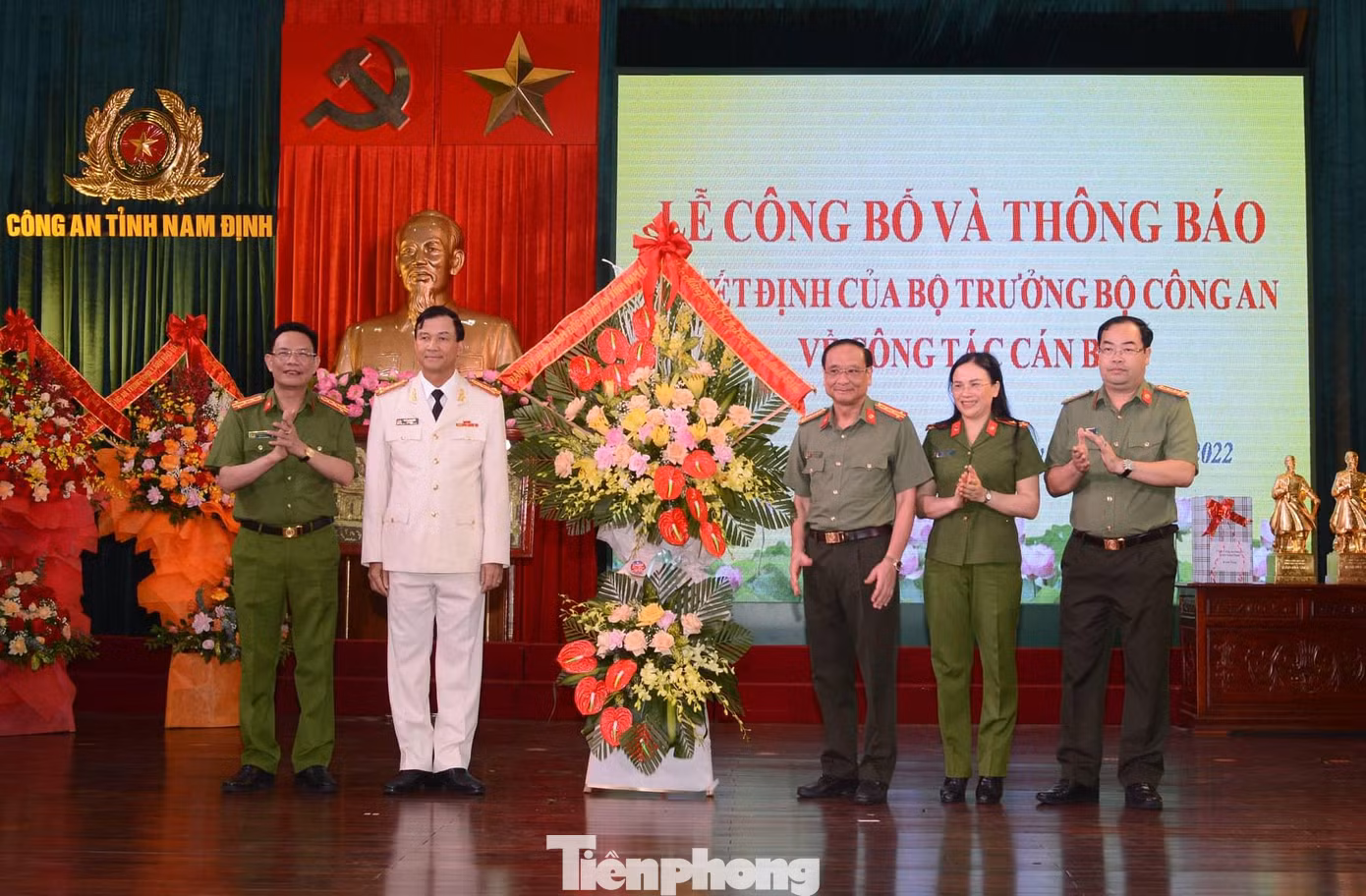Lãnh đạo tỉnh Nam Định, lãnh đạo Công an tỉnh Nam Định chúc mừng Tân Giám đốc Công an tỉnh Nam Định. Ảnh: Hoàng Long