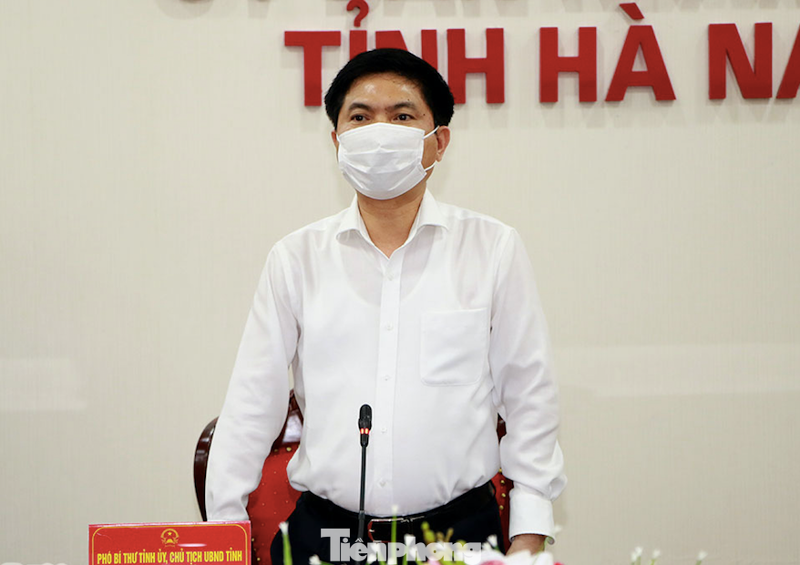 Chủ tịch UBND tỉnh Hà Nam Trương Quốc Huy vừa báo cáo Thủ tướng Chính phủ về kết quả xử lý trách nhiệm liên quan đến ổ dịch COVID-19 tại tỉnh này - Ảnh: Hoàng Long