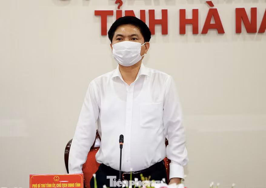 Chủ tịch UBND tỉnh Hà Nam Trương Quốc Huy vừa báo cáo Thủ tướng Chính phủ về kết quả xử lý trách nhiệm liên quan đến ổ dịch COVID-19 tại tỉnh này - Ảnh: Hoàng Long
