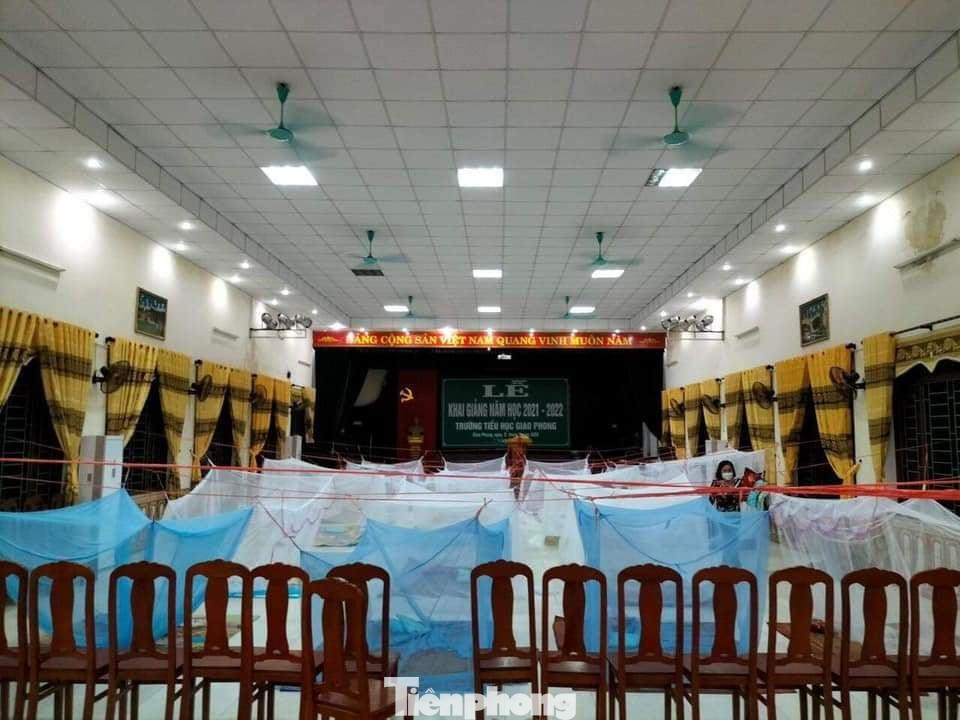 Tối 30/9, nhiều học sinh là F1, F2 của ca bệnh mới tại Giao Phong phải đến trường tiểu học Giao Phong ngủ để cách ly - Ảnh: Hoàng Long