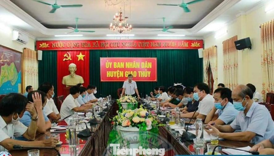 Sáng 1/10, Ban Chỉ đạo Phòng chống dịch COVID-19 huyện Giao Thuỷ bàn các biện pháp khẩn cấp đối phó dịch - Ảnh: Hoàng Long