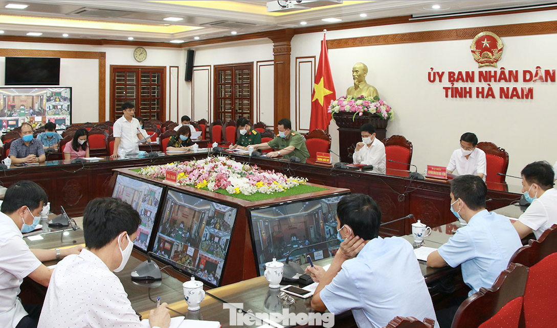 Ban Chỉ đạo phòng, chống dịch COVID-19 tỉnh Hà Nam họp, đưa giải pháp mới - Ảnh: Hoàng Long