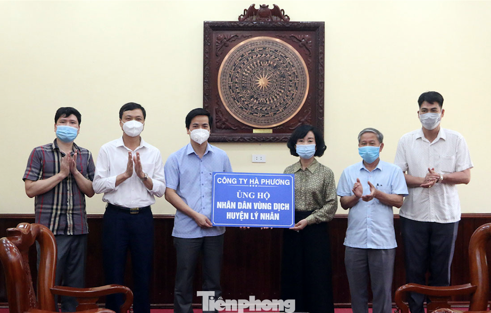 Nhiều tổ chức, cá nhân, doanh nghiệp ủng hộ người dân Hà Nam chống dịch - Ảnh: Hoàng Long