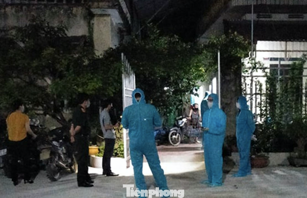 Đêm 3/5, lực lượng chức năng đã phong toả tạm thời thôn Gốm và áp dụng các biện pháp chống dịch khẩn cấp - Ảnh: Hoàng Long Đêm 3/5, lực lượng chức năng đã phong toả tạm thời thôn Gốm và áp dụng các biện pháp chống dịch khẩn cấp - Ảnh: Hoàng Long