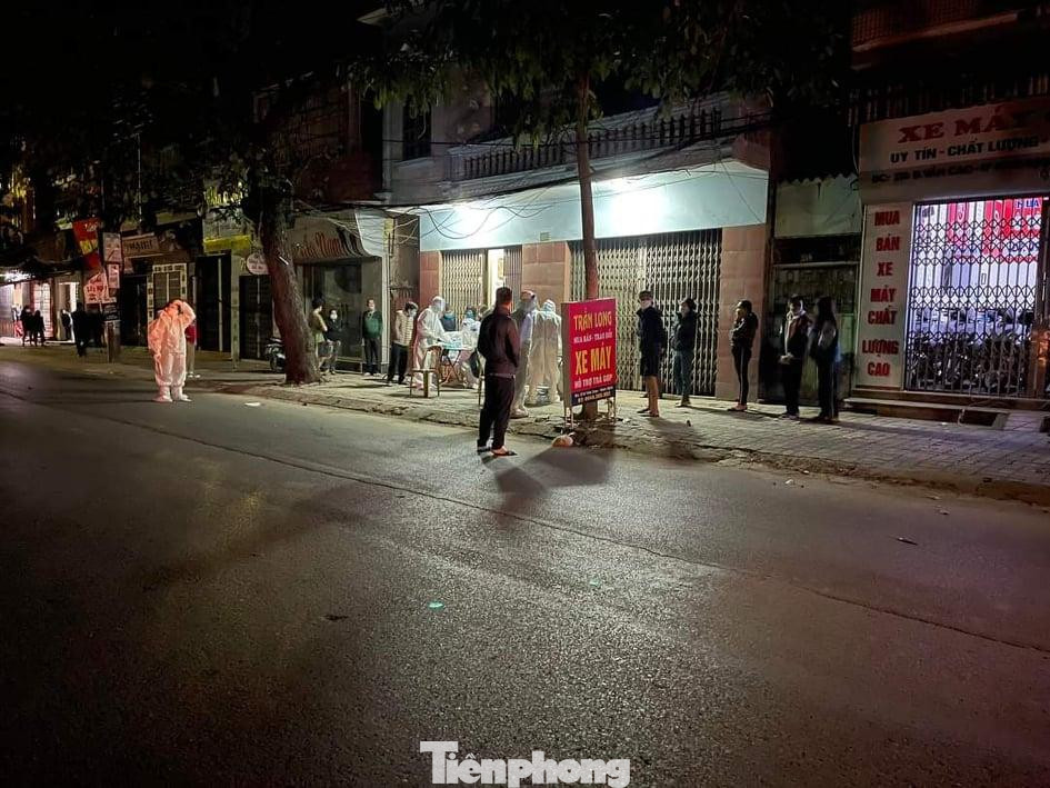 Phong toả chợ Năng Tĩnh và nhiều khu dân cư lân cận, khẩn trương xuyên đêm xét nghiệm, truy vết để bóc tách F0 tại ổ dịch chợ Năng Tĩnh - Ảnh: Hoàng Long