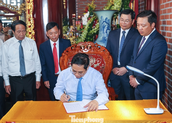 Thủ tướng ghi Sổ vàng lưu niệm tại buổi lễ khánh thành Khu lưu niệm Chủ tịch Hồ Chí Minh. Ảnh: Hoàng Long Thủ tướng ghi Sổ vàng lưu niệm tại buổi lễ khánh thành Khu lưu niệm Chủ tịch Hồ Chí Minh. Ảnh: Hoàng Long