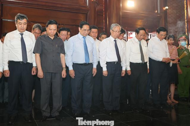 Thủ tướng và các đại biểu dâng hương tưởng nhớ Bác Hồ Thủ tướng và các đại biểu dâng hương tưởng nhớ Bác Hồ