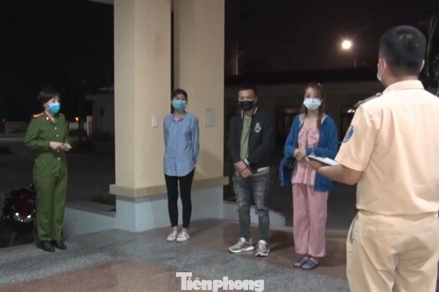 Nhóm thanh niên không đeo khẩu trang bị xử phạt 32 triệu đồng - Ảnh: Hoàng Long