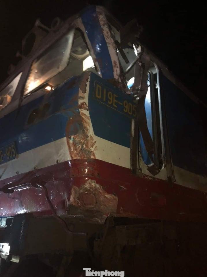 Đầu tàu hoả cũng bị biến dạng sau cú va chạm với xe container - Ảnh: Hoàng Long Đầu tàu hoả cũng bị biến dạng sau cú va chạm với xe container - Ảnh: Hoàng Long