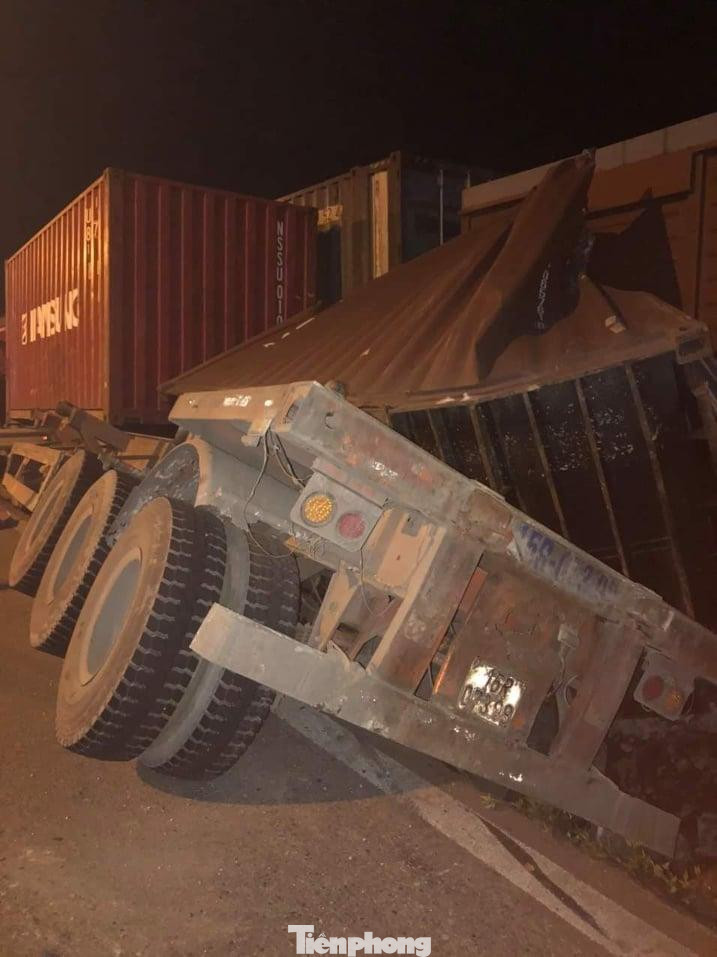 Một phần xe container bị đâm, cuốn vào đường tàu và biến dạng hoàn toàn - Ảnh: Hoàng Long Một phần xe container bị đâm, cuốn vào đường tàu và biến dạng hoàn toàn - Ảnh: Hoàng Long