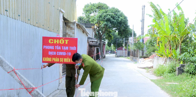 Huyện Lý Nhân phong toả 3 cụm dân, nơi có 9 người mắc COVID-19 liên quan đến Bệnh viện Phụ sản Nam Định - Ảnh: Giang Nam