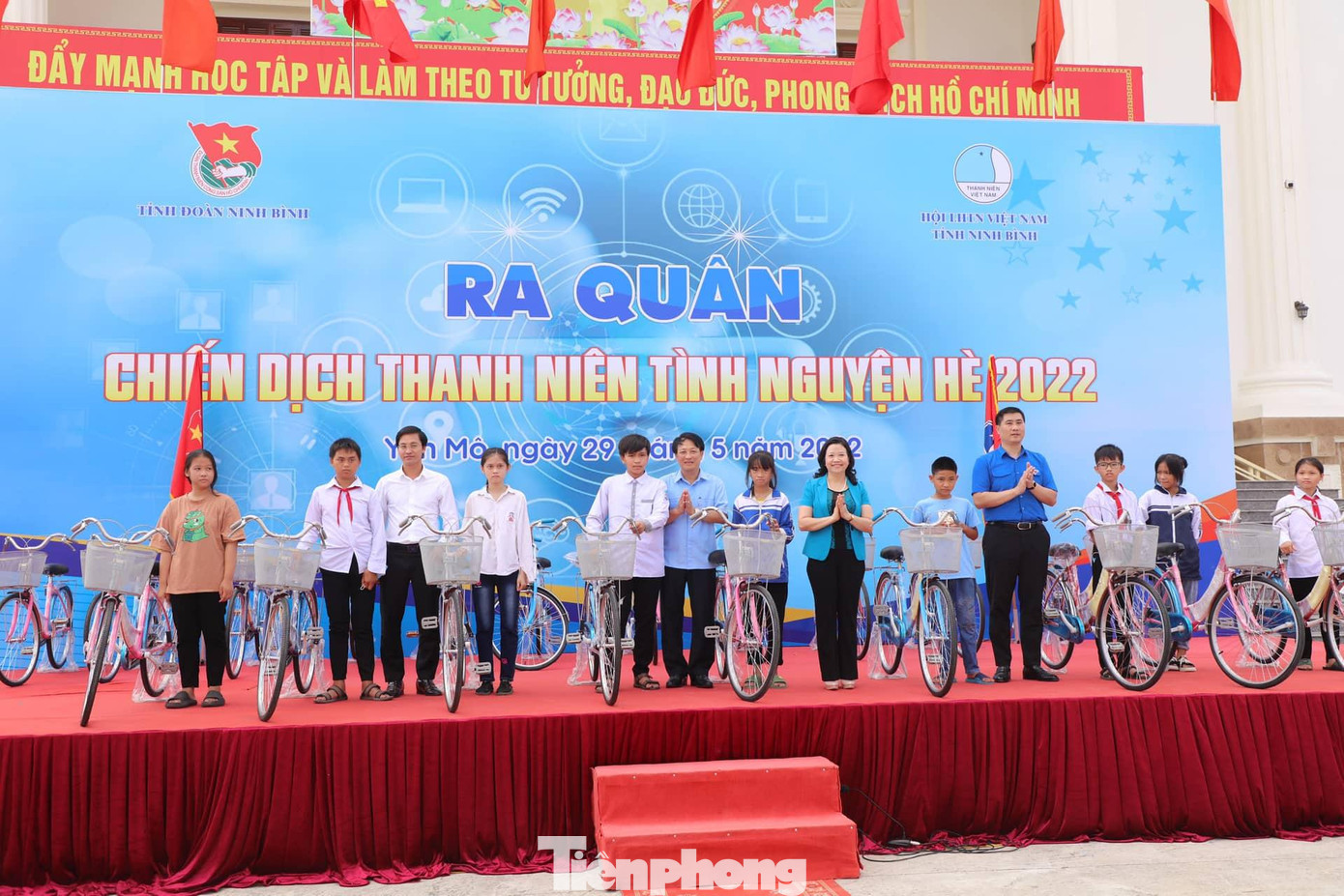 Tỉnh Đoàn Ninh Bình tặng quà cho người già neo đơn và trẻ em nghèo - Ảnh: Hoàng Long