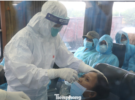 Lực lượng y tế Ninh Bình trực, lấy mẫu cho 603 người ngay trên tàu - Ảnh: Hoàng Long Lực lượng y tế Ninh Bình trực, lấy mẫu cho 603 người ngay trên tàu - Ảnh: Hoàng Long