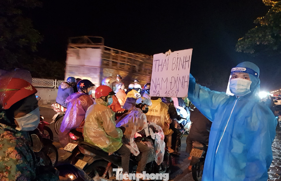 Tỉnh Ninh Bình hỗ trợ người dân từ các tỉnh vùng dịch phía Nam về quê bằng xe máy - Ảnh: Hoàng Long Tỉnh Ninh Bình hỗ trợ người dân từ các tỉnh vùng dịch phía Nam về quê bằng xe máy - Ảnh: Hoàng Long