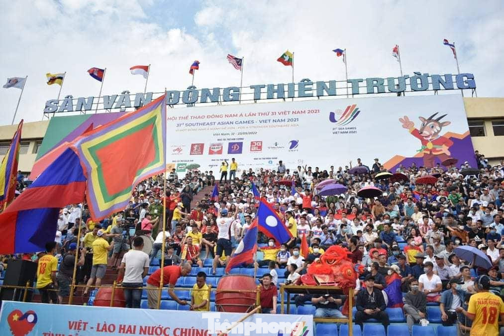 CĐV Nam Định cổ vũ cho đội Lào để tri ân hành động đẹp của đội Lào tại SEA Games 19 - Ảnh: Hoàng Long