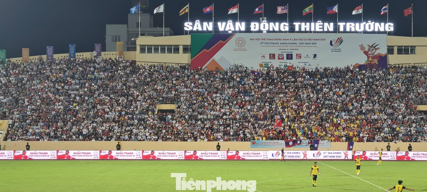 Sân Thiên Trường luôn chật kín khán giả cổ vũ các trận đấu - Ảnh: Hoàng Long