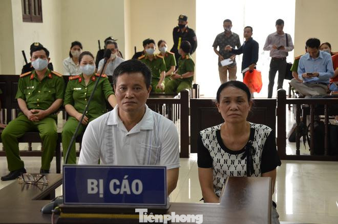 Vợ chồng ông bà Lẫm, Quyết tố cáo Đường" Nhuệ" và đàn em chiếm công ty Lẫm Quyết - Ảnh: Hoàng Long