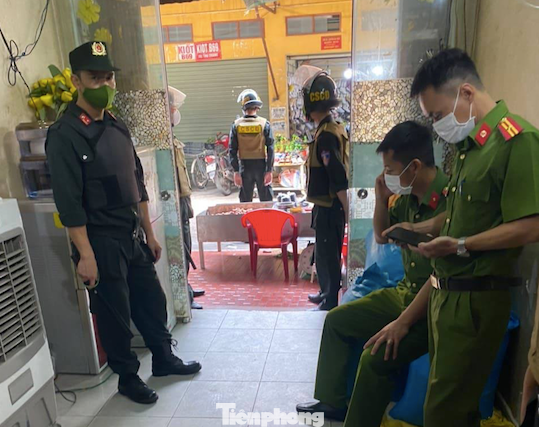 Đến hơn 10 giờ sáng cùng ngày, nhóm đàn em của Thuỷ "Tơ" lẫn trốn ở khu vực chợ Đậu, xã Vũ Chính, thành phố Thái Bình cũng sa lưới - Ảnh: Hoàng Long Đến hơn 10 giờ sáng cùng ngày, nhóm đàn em của Thuỷ "Tơ" lẫn trốn ở khu vực chợ Đậu, xã Vũ Chính, thành phố Thái Bình cũng sa lưới - Ảnh: Hoàng Long