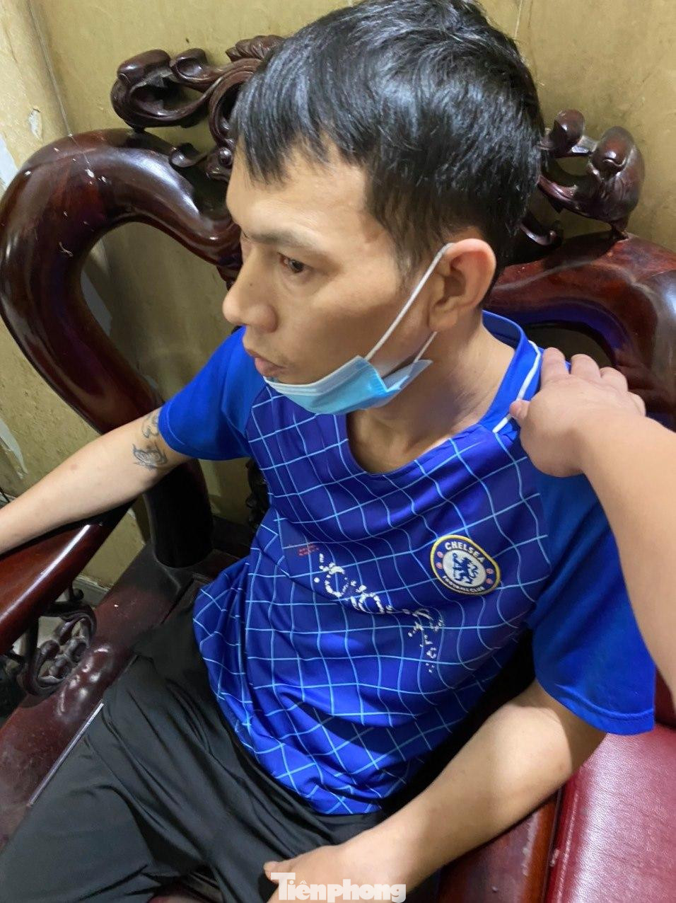 Anh em Thuỷ "Tơ" (trên) và Sinh "Tơ" (dưới) bị bắt giữ - Ảnh: Hoàng Long Anh em Thuỷ "Tơ" (trên) và Sinh "Tơ" (dưới) bị bắt giữ - Ảnh: Hoàng Long