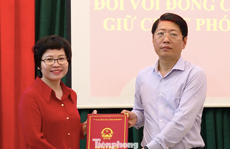Tân Phó Giám đốc Sở Nông nghiệp và PTNT Ninh Bình Nguyễn Thị Lan Anh (trái) nhận quyết định bổ nhiệm - Ảnh; Hoàng Long