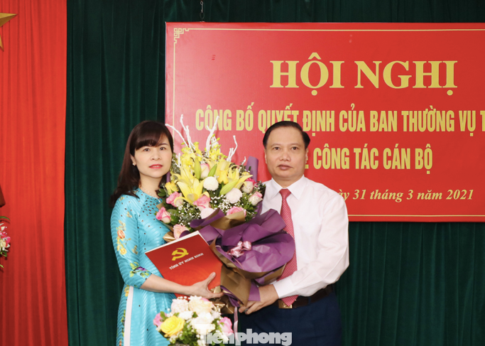 Chủ tịch HĐND tỉnh Ninh Bình Trần Hồng Quảng (phải) trao quyết định bổ nhiệm cho tân Phó Ban Dân vận Tỉnh uỷ Phạm Thị Bích Thảo - Ảnh: Hoàng Long
