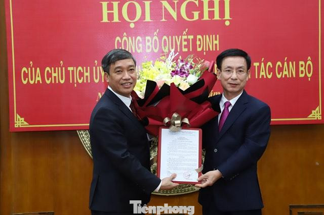 Chủ tịch UBND tỉnh Nam Định (phải) trao quyết định bổ nhiệm Giám đốc Sở Kế hoạch và Đầu tư - Ảnh: Hoàng Long