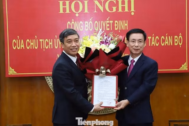 Chủ tịch UBND tỉnh Nam Định (phải) trao quyết định bổ nhiệm Giám đốc Sở Kế hoạch và Đầu tư - Ảnh: Hoàng Long