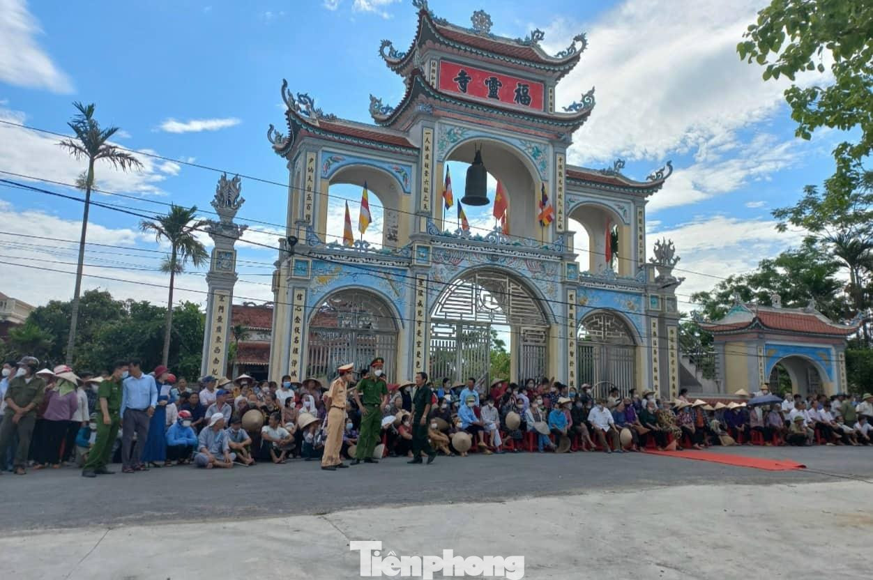 Người dân huyện Ý Yên, tỉnh Nam Định đến dự lễ khởi công cầu Bến Mới - Ảnh: Hoàng Long