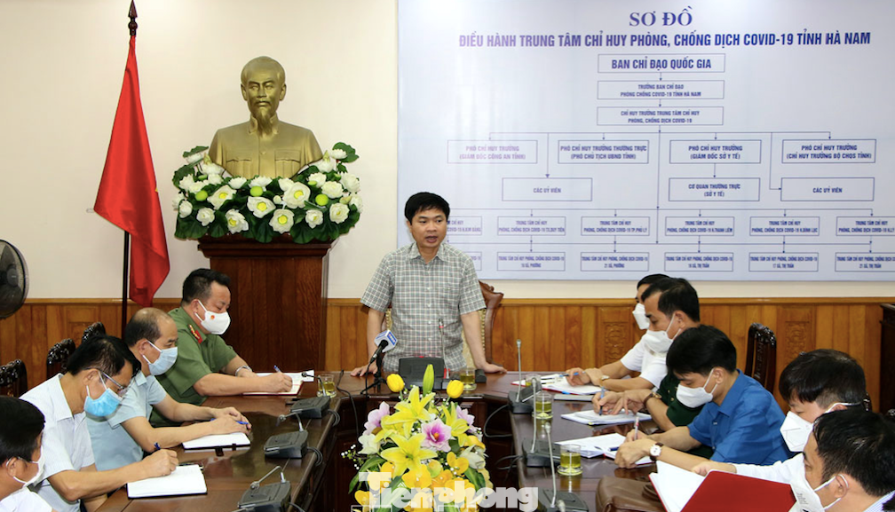 Chủ tịch UBND tỉnh Hà Nam Trương Quốc Huy (giữa) triệu tập họp lúc 0 giờ sáng ngày 21/9 để chống dịch - Ảnh: Hoàng Long
