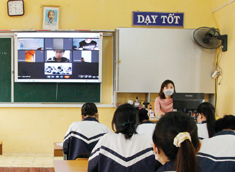 Nhiều trường THPT tại Hà Nam phải kết hợp dạy trực tiếp với trực tuyến vì có học sinh liên quan đến COVID-19 - Ảnh: GN