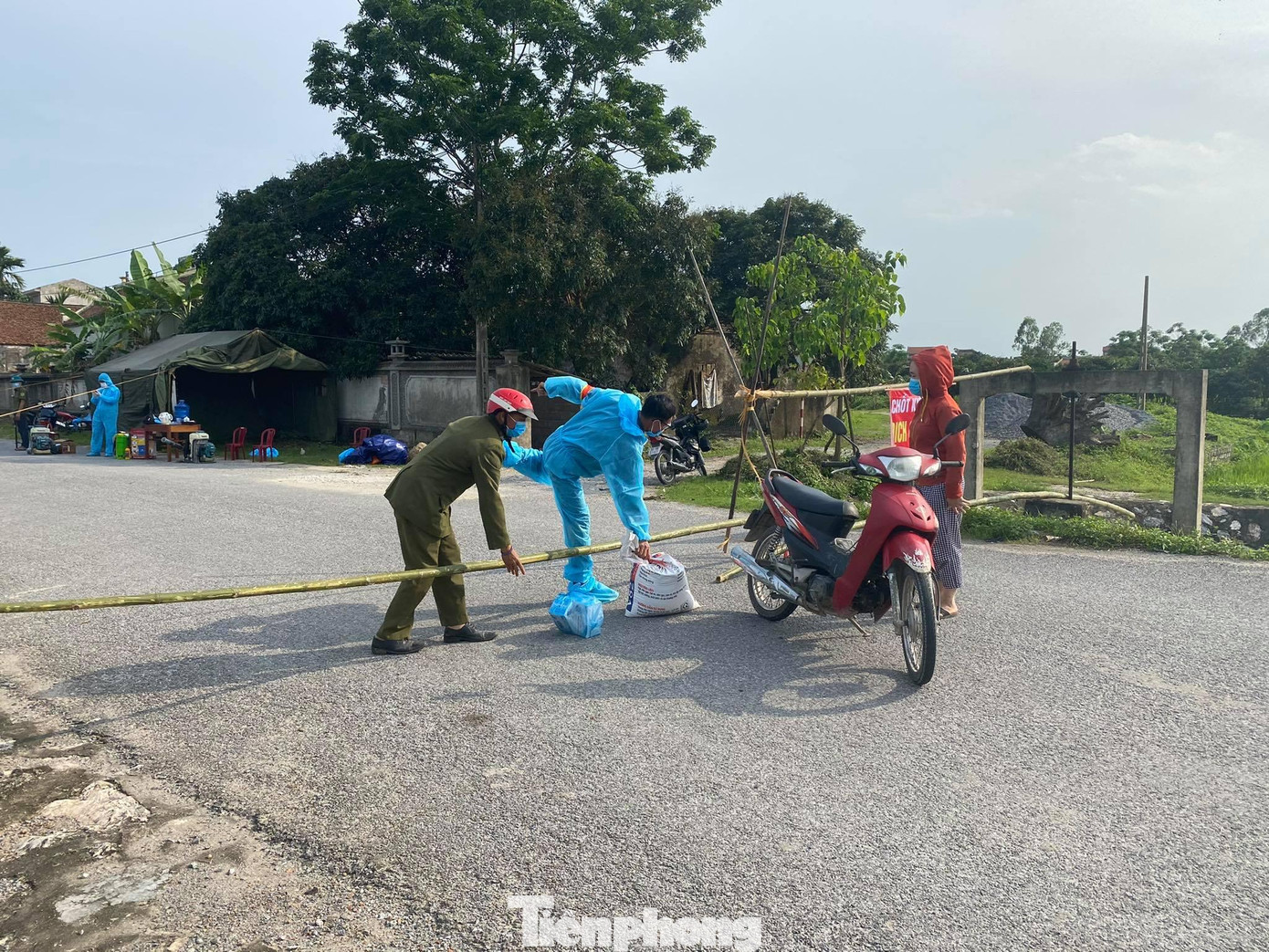 Chuyển, tiếp tế nhu yếu phẩm cho người dân thôn Quan Nhân đang bị cách ly y tế - Ảnh: Hoàng Long