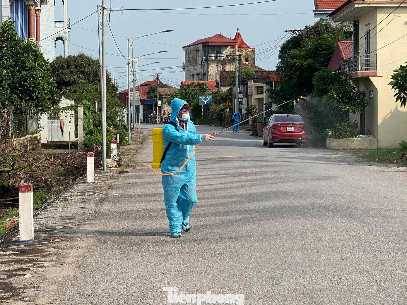Toàn bộ thôn Quan Nhân được phun, khử khuẩn - Ảnh: Hoàng Long