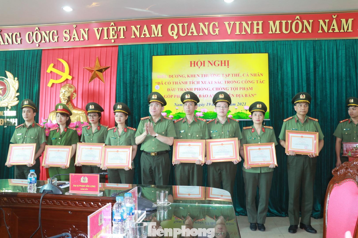 Công an Nam Định họp báo, cung cấp thông tin và khen thưởng cho các đơn vị phá án vụ nam sinh lớp 9 bị đâm tử vong ở sân bóng - Ảnh: Hoàng Long