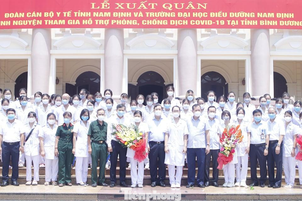 Lãnh đạo tỉnh Nam Định tiễn đoàn tình nguyện lên đường chi viện miền Nam - Ảnh: Hoàng Long