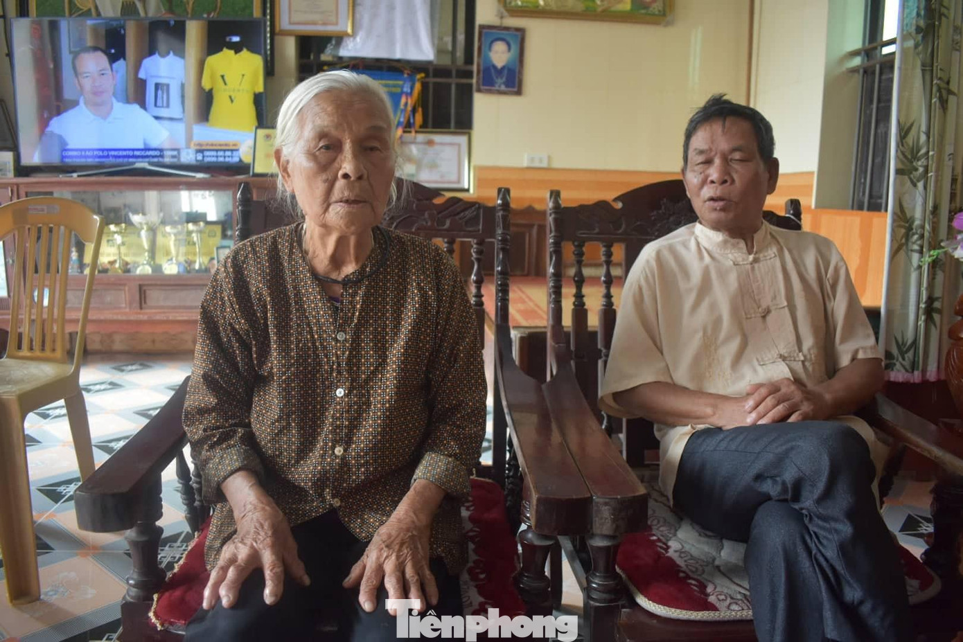Bố và bà nội của Nhâm Mạnh Dũng kể về thời thơ ấu của Dũng - Ảnh: Hoàng Long