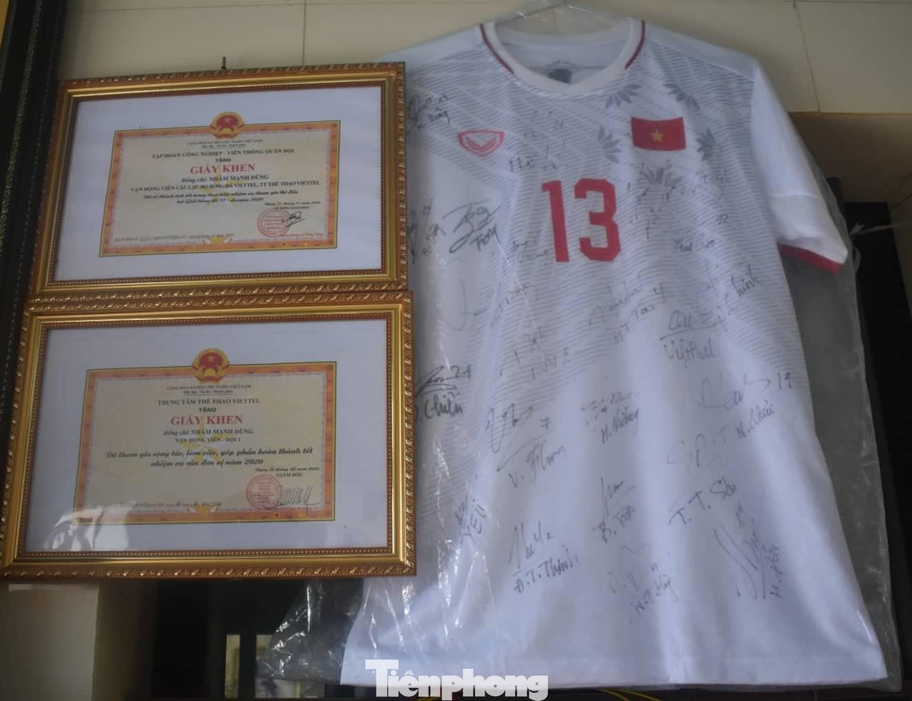 Thành tích trong sự nghiệp bóng đá của Nhâm Mạnh Dũng được lưu giữ tại quê - Ảnh: Hoàng Long