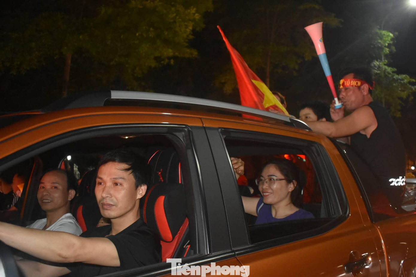 Người dân Thái Bình đổ xuống đường chúc mừng chiến thắng của đội tuyển U23 Việt Nam - Ảnh: Hoàng Long