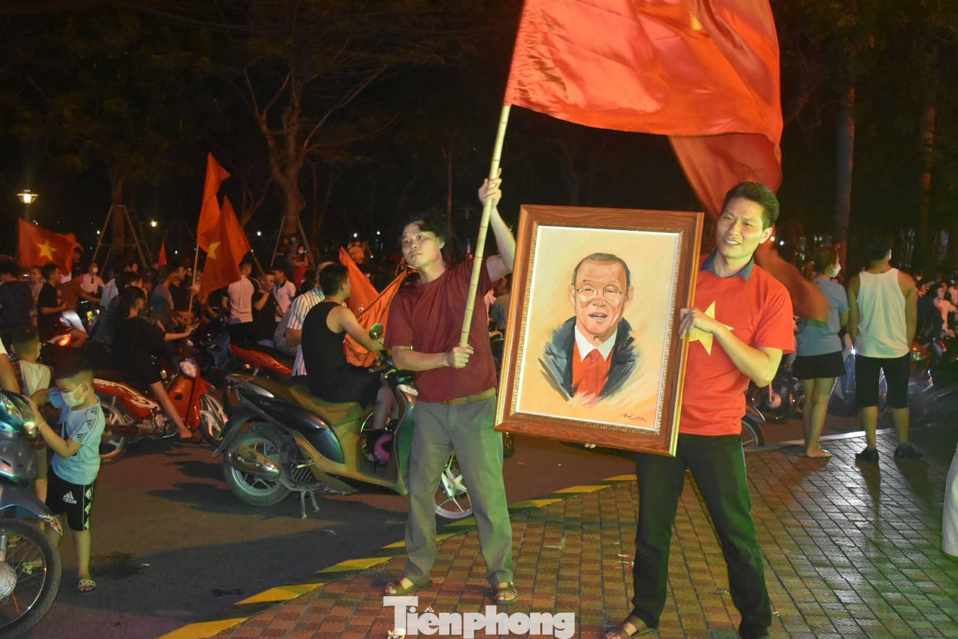 Cùng với tôn vinh HLV Park Hang Seo, người dân Thái Bình hô vang tên cầu thủ quê hương Nhâm Mạnh Dũng, người đã ghi bàn thắng duy nhất trong trận chung kết - Ảnh: Hoàng Long