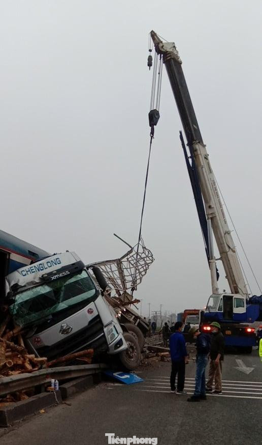 Sau khi xảy ra tai nạn, lực lượng chức năng đã có mặt để xử lý sự cố - Ảnh: Hoàng Long Sau khi xảy ra tai nạn, lực lượng chức năng đã có mặt để xử lý sự cố - Ảnh: Hoàng Long