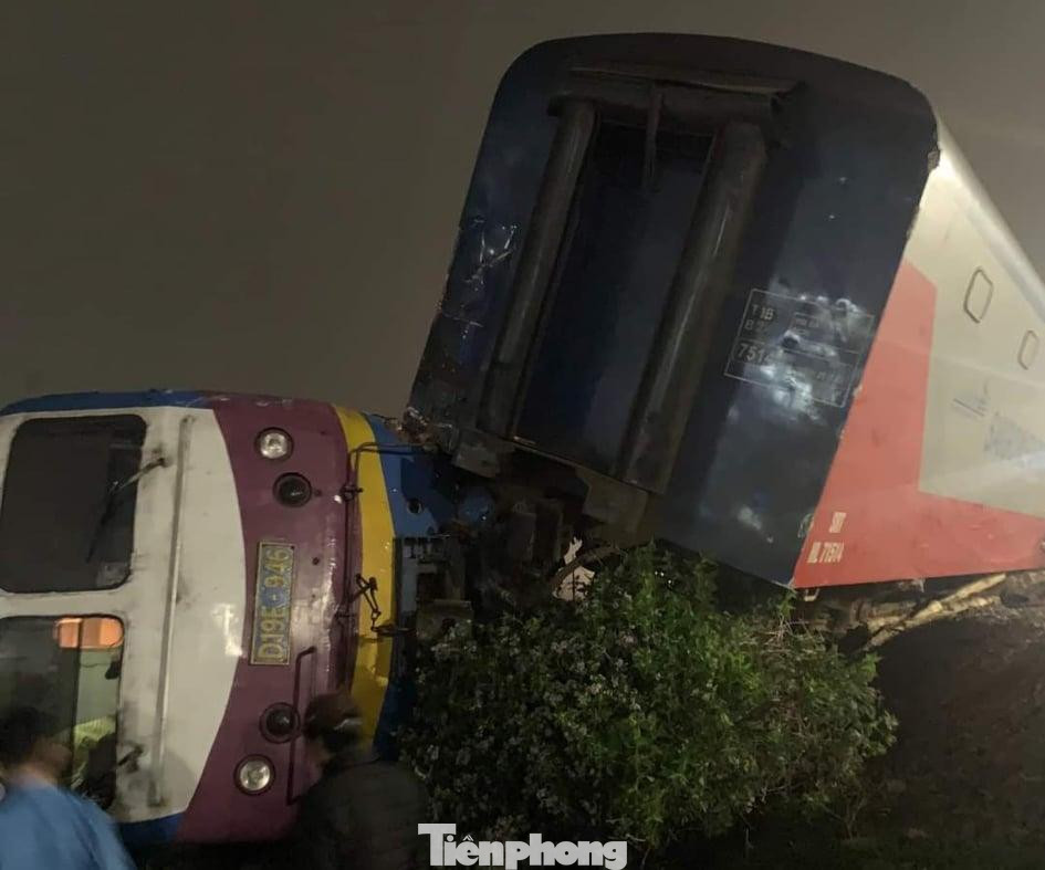 Cú va chạm khiến đầu tầu bị lật ngang, văng xuống mương nước cạnh đường tàu - Ảnh: Hoàng Long Cú va chạm khiến đầu tầu bị lật ngang, văng xuống mương nước cạnh đường tàu - Ảnh: Hoàng Long