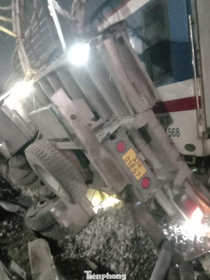 Ô tô tải chở gỗ bị tàu đâm biến dạng, rất may lái xe không bị thương vong - Ảnh: Hoàng Long Ô tô tải chở gỗ bị tàu đâm biến dạng, rất may lái xe không bị thương vong - Ảnh: Hoàng Long