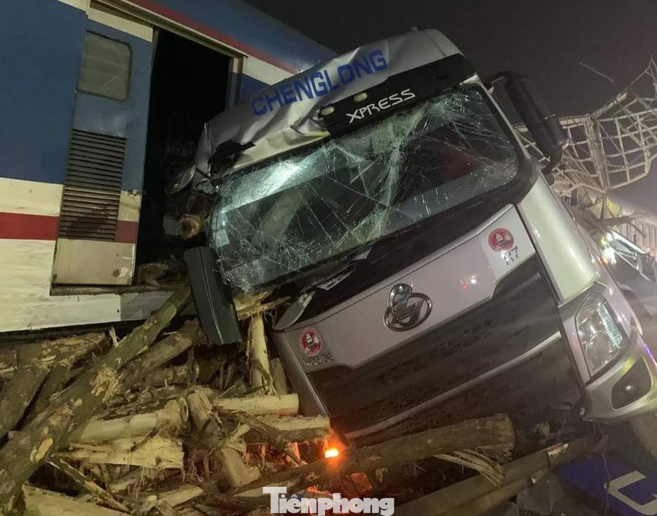 Xe tải bất ngờ mất lái đâm vào tàu khách SE4 đang lưu thông theo hướng Phủ Lý- Hà Nội - Ảnh: Hoàng Long Xe tải bất ngờ mất lái đâm vào tàu khách SE4 đang lưu thông theo hướng Phủ Lý- Hà Nội - Ảnh: Hoàng Long