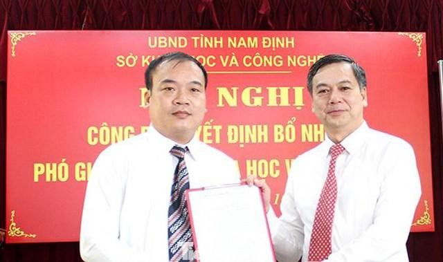Phó Chủ tịch UBND tỉnh Nam Định Phạm Lê Đoài (phải) trao quyết định bổ nhiệm cho tân Phó Giám đốc Sở Khoa học- Công nghệ - Ảnh: Hoàng Long