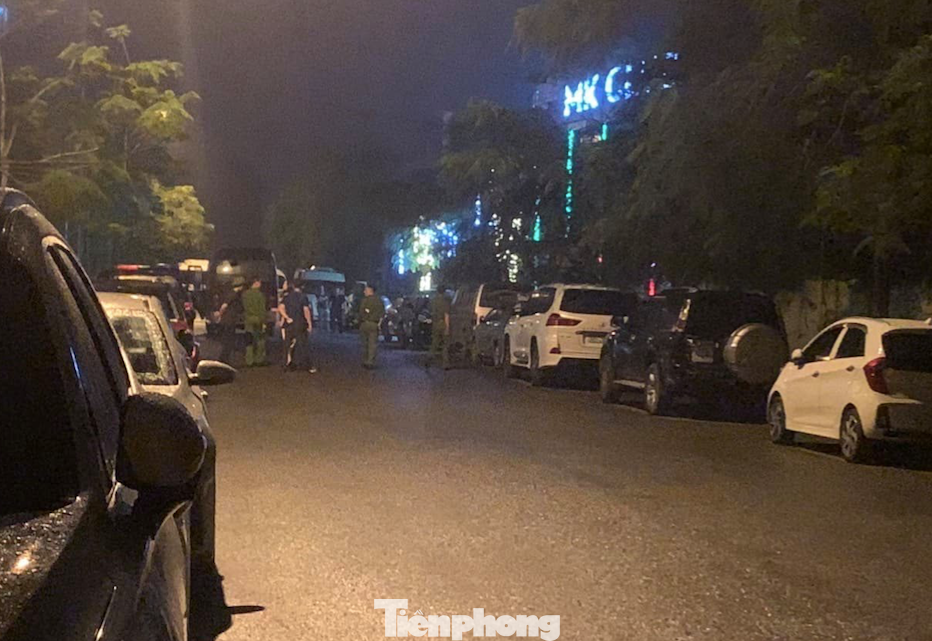 Xe ô tô của người đến CLB MK đậu kín dãy phố - Ảnh: Hoàng Long