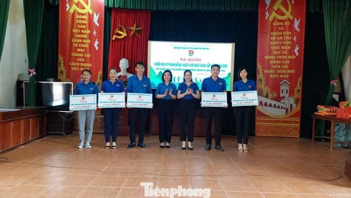 Tỉnh Đoàn Thái Bình tặng quà, áo phao, sân chơi thiếu nhi trong ngày ra quân - Ảnh: Hoàng Long Tỉnh Đoàn Thái Bình tặng quà, áo phao, sân chơi thiếu nhi trong ngày ra quân - Ảnh: Hoàng Long