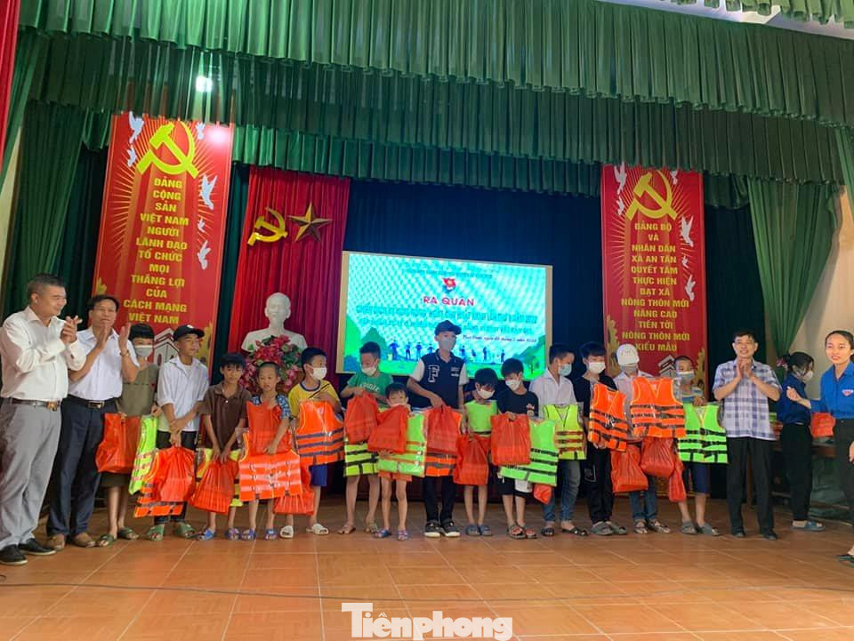 Tỉnh Đoàn Thái Bình tặng quà, áo phao, sân chơi thiếu nhi trong ngày ra quân - Ảnh: Hoàng Long Tỉnh Đoàn Thái Bình tặng quà, áo phao, sân chơi thiếu nhi trong ngày ra quân - Ảnh: Hoàng Long